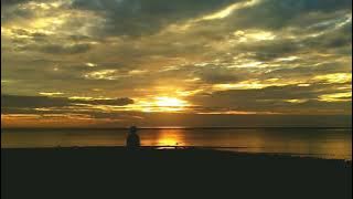 Sendirian di pantai dengan pemandangan sunset