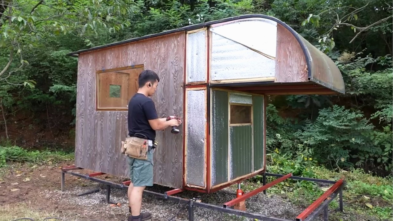 Мужчина превратил заброшенный автодом в уютный бревенчатый домик | Полная сборка @마초맨