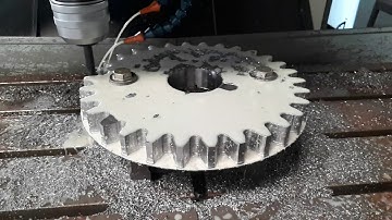 Phay bánh răng trên máy phay cnc.