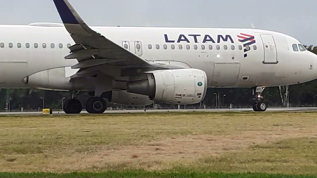 Airbus A 320 CC-BFF LATAM pista 13
