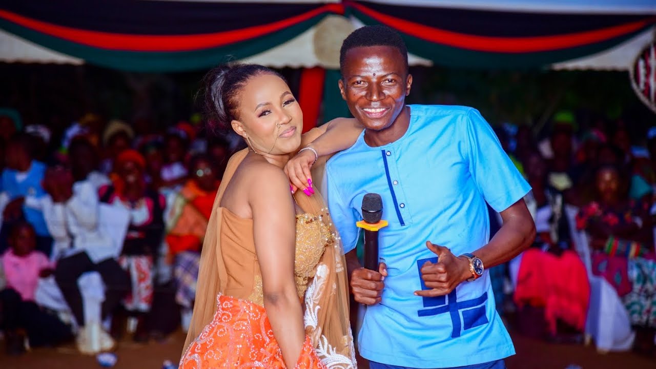 Tina Clara and Mc Toto  acting during Fortune mwikalis traditional wedding. Hii imeenda 🤣🤣