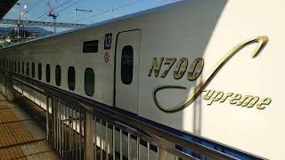 小田原駅に停車中のN700系 X64編成(N700a)と到着するN700系 J27編成(N700S)