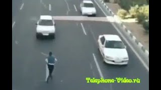 Перенёс собаку через дорогу