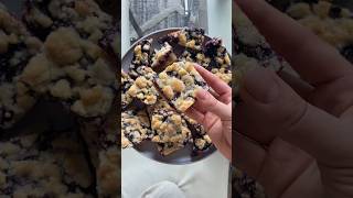 Celebrity lemon blueberry shortbread bars (recipe on identicalrecipes.com) #baking #recipe #lemonbars Wealth