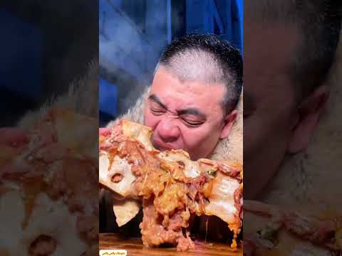 دب منغوليا يلتهم عظم الأيل البري النادر    