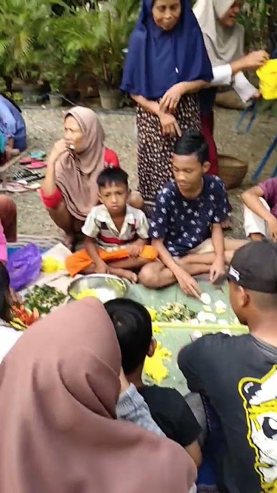 Makan nasi kuning beramai ramai