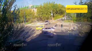 На видео попало, как маршрутка «влетела» в «Лексус» на перекрестке в Волжском