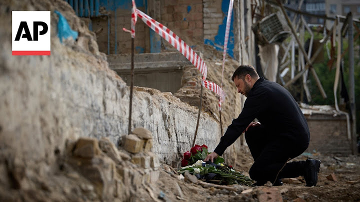 Zelenskyy visits site of deadly strike in Kyiv, Ukraine