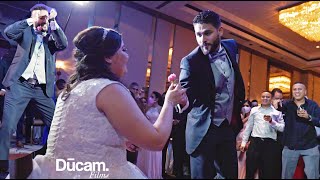 El novio Sorprendió a todos bailándole a la novia.