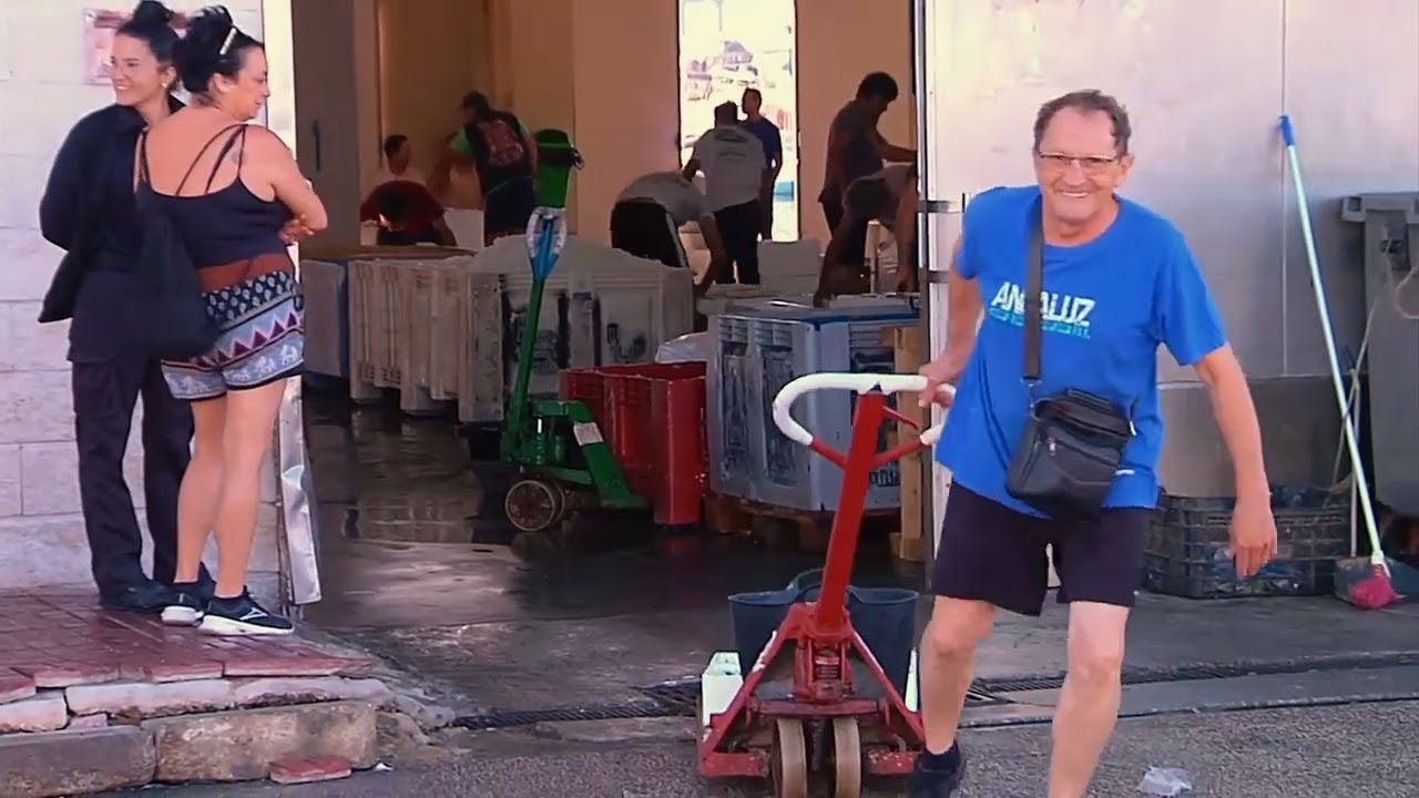 Compartimos un día de trabajo con los pescadores de la Caleta de Vélez, en Málaga