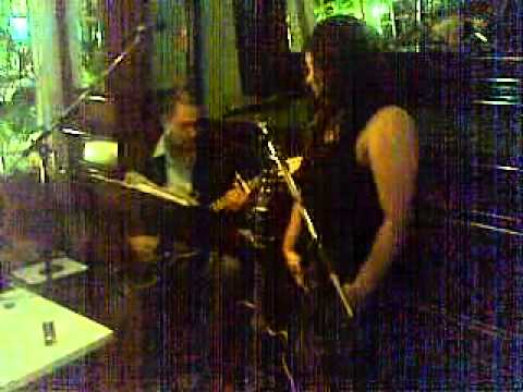 Carla Brown canta en The Bristol Hotel, Panam.