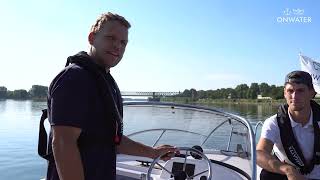 Praxisausbildung zum Sportbootführerschein SBF Binnen und See. Manöver auf Boot mit Elektroantrieb.