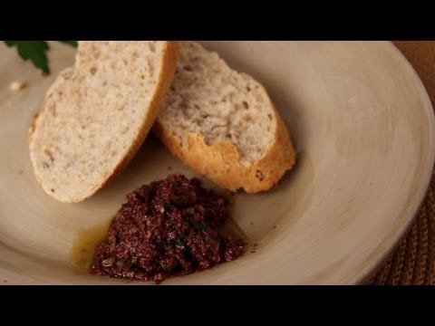 Video: Hoe Om Tapenade Te Maak