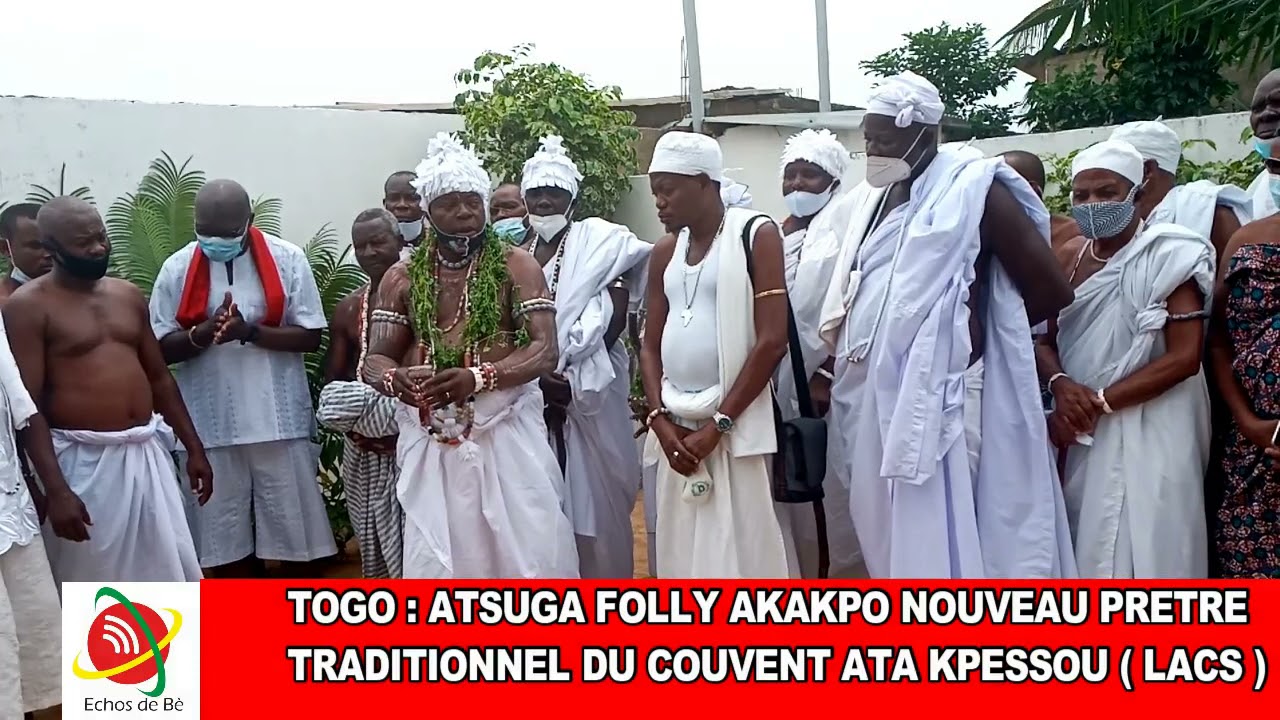 TOGO : ATSUGA Folly Akakpo nouveau prêtre traditionnel du couvent de ATA KPESSOU à Avé Batou ( Lacs)