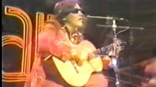 Soultrainshow- live '75 jose feliciano plays his own bossanova-funky
vrs of golden lady (part the rca album "and feeling's good" from 1974
where's par...