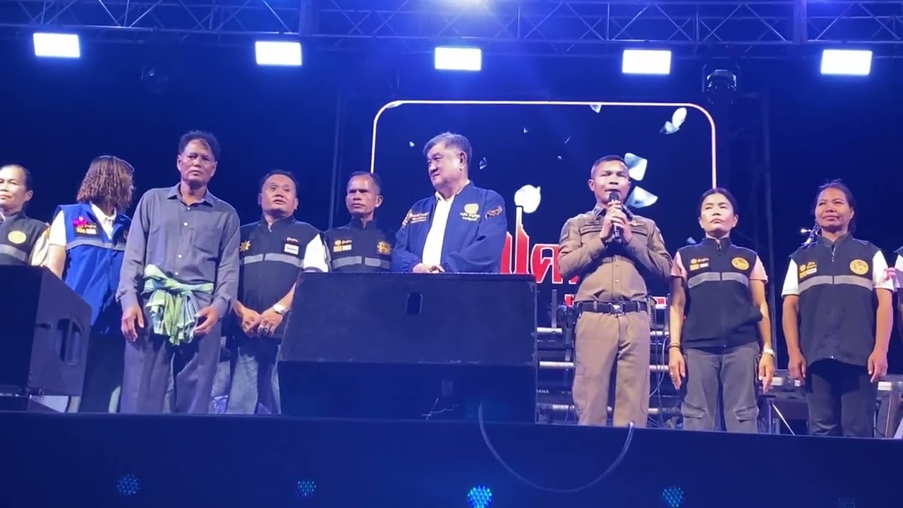 เจ้าภาพกล่าวเปิดงานบนเวทีมนต์แคน แก่นคูน วัดนาโนน ตำบลหนองไฮ อำเภออุทุมพรพิสัย 