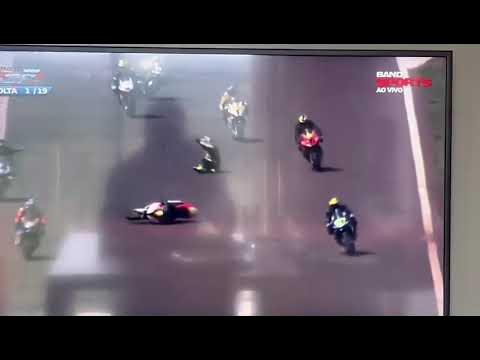 VÍDEO: Pilotos sofrem acidente impressionante em corrida de motos