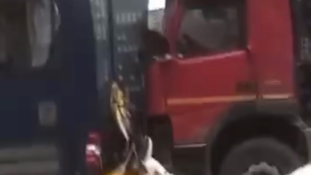Камаз въехал в такси