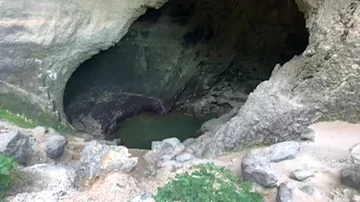 Quelle rivière passe à Fontaine-de-vaucluse ?