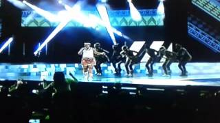 Mma Ausi performing 'a ruri le boleletse malome' at the SAMAs