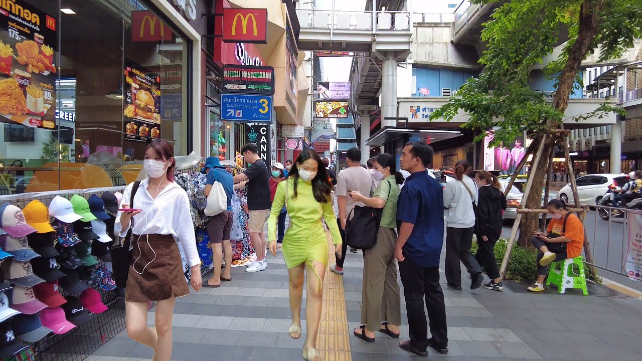 Bangkok, Thailand | Silom Road | Livlig Stadspromenad 4K
