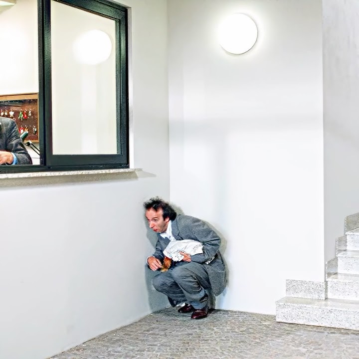 Il Mostro (1994) | That man maxed out stealth 🎭👤🚪