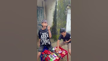 Cậu bé đú trend trộm đồ ăn của chủ quán #shorts