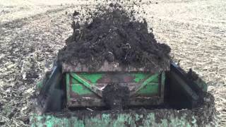 Spreading manure with a John Deere 455 Hydrapush manure spreader