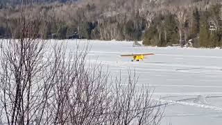 Décollage de deux avions sur le lac gelé