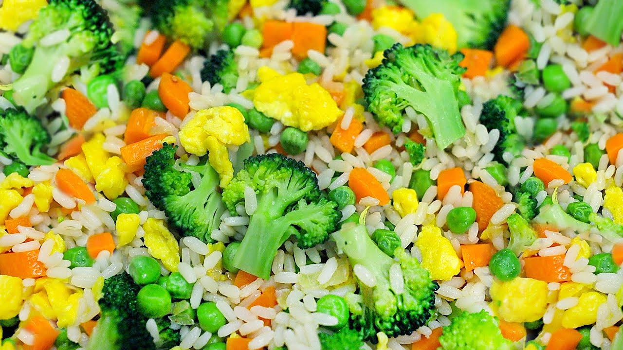 Reis mit Brokkoli und Ei. Schnelles und leckeres Abendessen