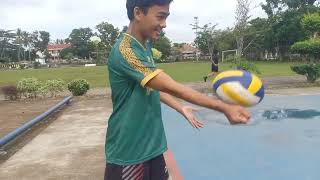 Cara melakukan servis bawah bola voli