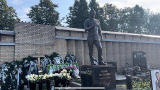 Памятник Юрию Шатунову открыт на Троекуровском кладбище.
