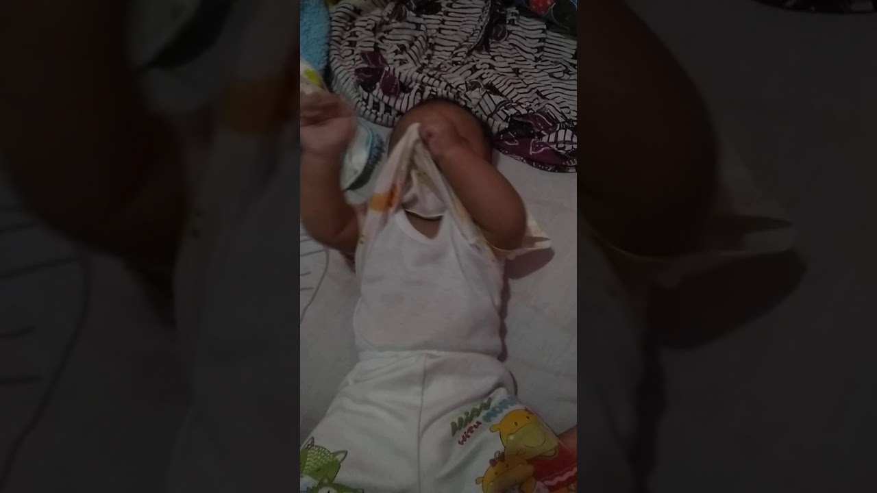  Bayi  buka baju  sendiri  YouTube