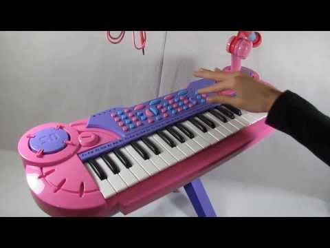 piano de juguete con microfono
