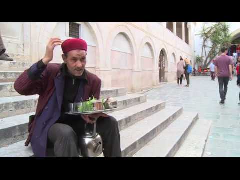 وثائقي يوم العم صالح بائع الشاي بالمدينة العتيقة رحلة يومية بين كأس وطبق 