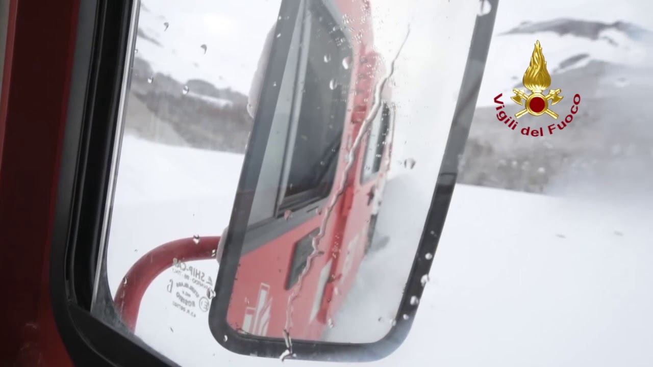 NEVE A CASTELLUCCIO DI NORCIA (PG): SOCCORSI DAI VIGILI DEL FUOCO 51 CAVALLI