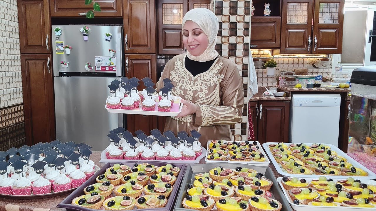 تجهيزاتي لسه مخلصتش 🥰 حاسه نفسي واقفة في محل حلواني 🤗 علي الرغم من المجهود لكن شغالة بفرحة وبحب 🥰