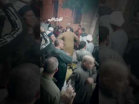 سوهاجي يطعم المريدين في مولد سيدي عطية أبوالريش بدمنهور