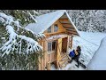 Dans la fort dans une cabane en rondins loin des gens