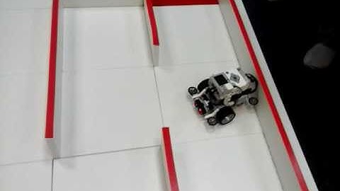 Робот миндстормс проходит лабиринт