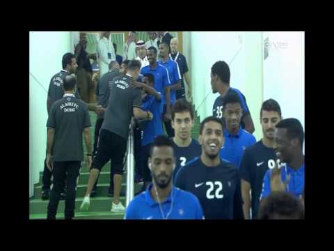 مدرب الهلال السابق كوزمين يعانق لاعبي الهلال بحرارة