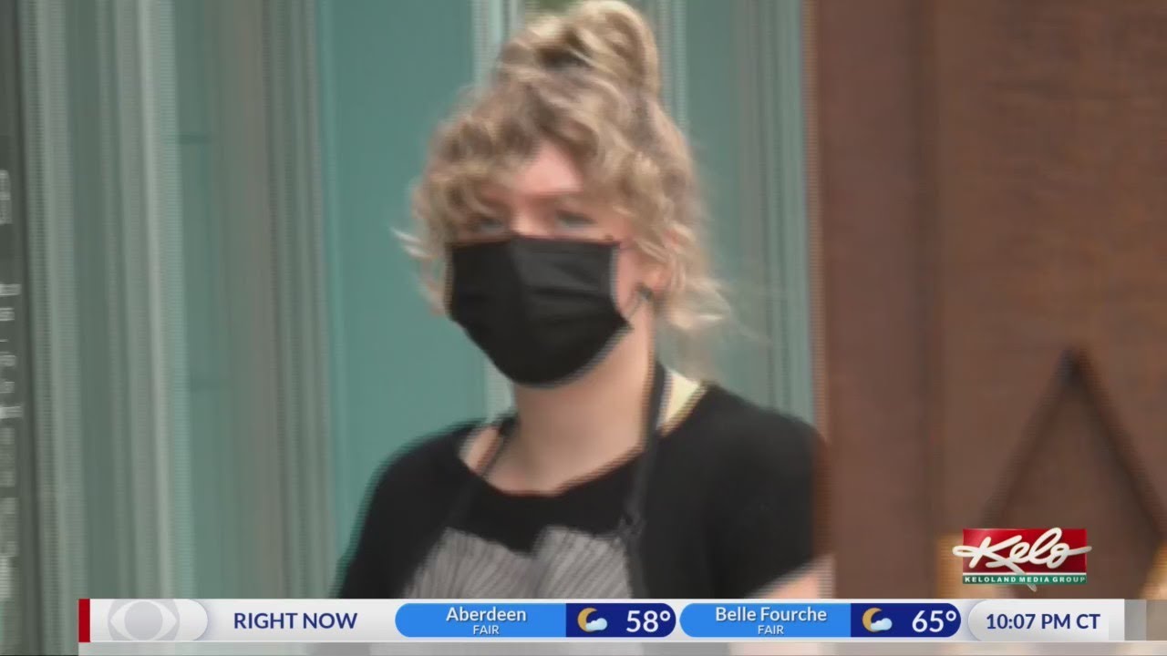 The debate on whether or not to wear a mask - YouTube