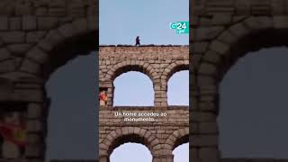 😱 Deteñen un home que paseou durante varios minutos a 30 metros de altura polo acueduto de Segovia
