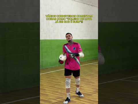 Por que os goleiros de futsal não usam luva? #futebol #dicas #futsal #goleiro
