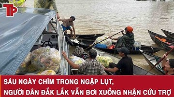Sáu ngày chìm trong ngập lụt, người dân Đắk Lắk vẫn bơi xuồng nhận cứu trợ