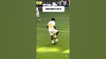 Learn this Ronaldinho Flick Up skill🎯⚽️#ronaldino #footballskills #tutorial #ytshorts