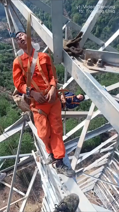 Guys, Ngeri! Pekerja Ini Tidur di Ketinggian, Berani Coba?