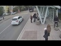 un jeune russe  frappe  une vieille dame