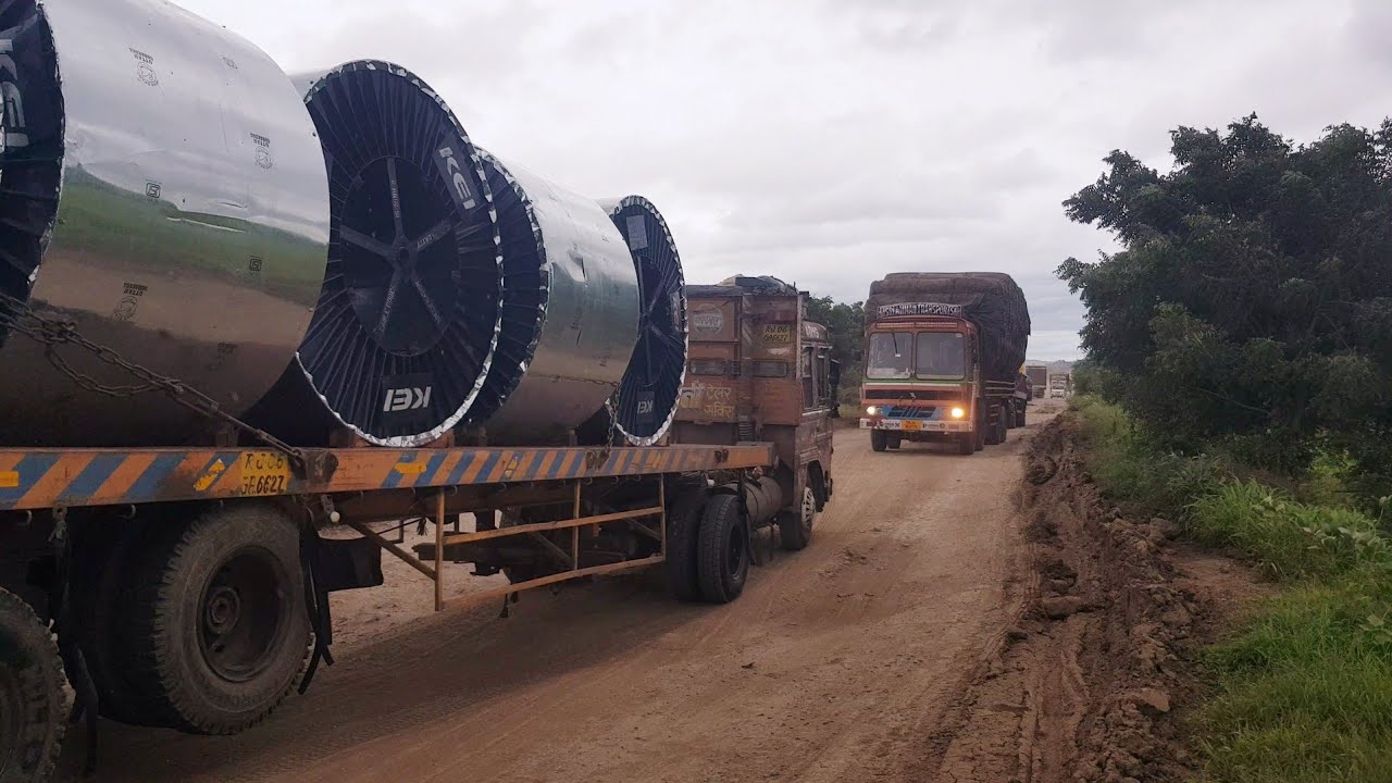 अरे भाईयों उसने लाईट दिखाया है रुकजाव