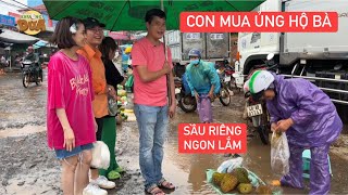 Vừa tới Đắk Nông trời mưa to, Khương Dừa khiêng cây dù bự đi chợ quê ủng hộ đặc sản của bà con…